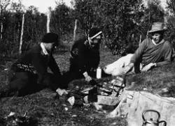 Vedhugst i plantefeltet. Kaffepause for Arvid Eriksen, Skala