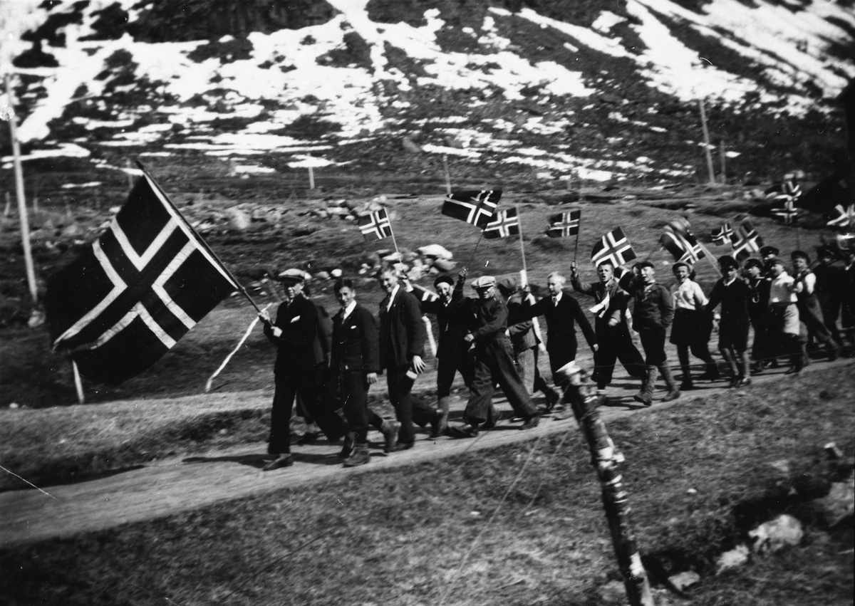 17.mai tog i Bergsbotn ca 1925 anført av Harald Eriksen, f. 1915 i Bergsfjord.