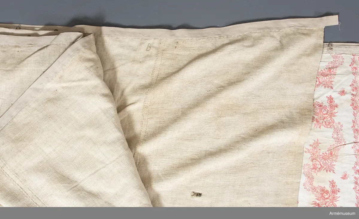 Utsidan: är gjord i grovt linne. Våderna är 55 cm breda, ihopsydda med vändsöm. Längst ner en kant dubbelvikt. Därifrån utgår grova tampar var 55 cm. Kappan är enkel utan textiltryckt tyg. Våderna bara fortsätter. Längs överkanten är ca 2 cm av linnet nervikt och där sitter på varje 12 cm avstånd en hyska. På 1,20 m höjd från marken sitter hyskor på varje våd avsedda att hålla ut tältväggen när den är rest. På linnet står bokstäver i varje ända av tältväggarna.
16395:1 är baksidan märkt F i ena ändan och G i andra.
16395:2 är baksidan märkt B i ena ändan och C i andra.
16395:3 är på baksidan märkt A i ena änden och H i den andra. Alltså fattas den väggdel som har märkningen D och E. Ursprungligen har tältet en omkrets av ca 48 m. Insidan i vitt bomullstyg med två olika typer av mönster, ett med rankor och blommor och ett med buketter och ränder.

16395:1 Insidans yttersta tyg är 55 cm brett på varje sida. mått 12 x 2,40 m. Med tuschbokstäver vid varje ände på baksidan står F och G.
16395:2 Insidan har två lappar (ett vitt-rött prickit tyg). På baksidans linne med tuschbokstäver står A och H.
16395:3 Insidans yttersta tygmeter har märkning i invikningen. "I Walter. Sven Dufva årh 1795 Sickla Trychii LO". På baksidans linne med tuschbokstäver står A och H Dessa bokstäver tyder på att det förmodligen funnits ytterligare en vägg till.