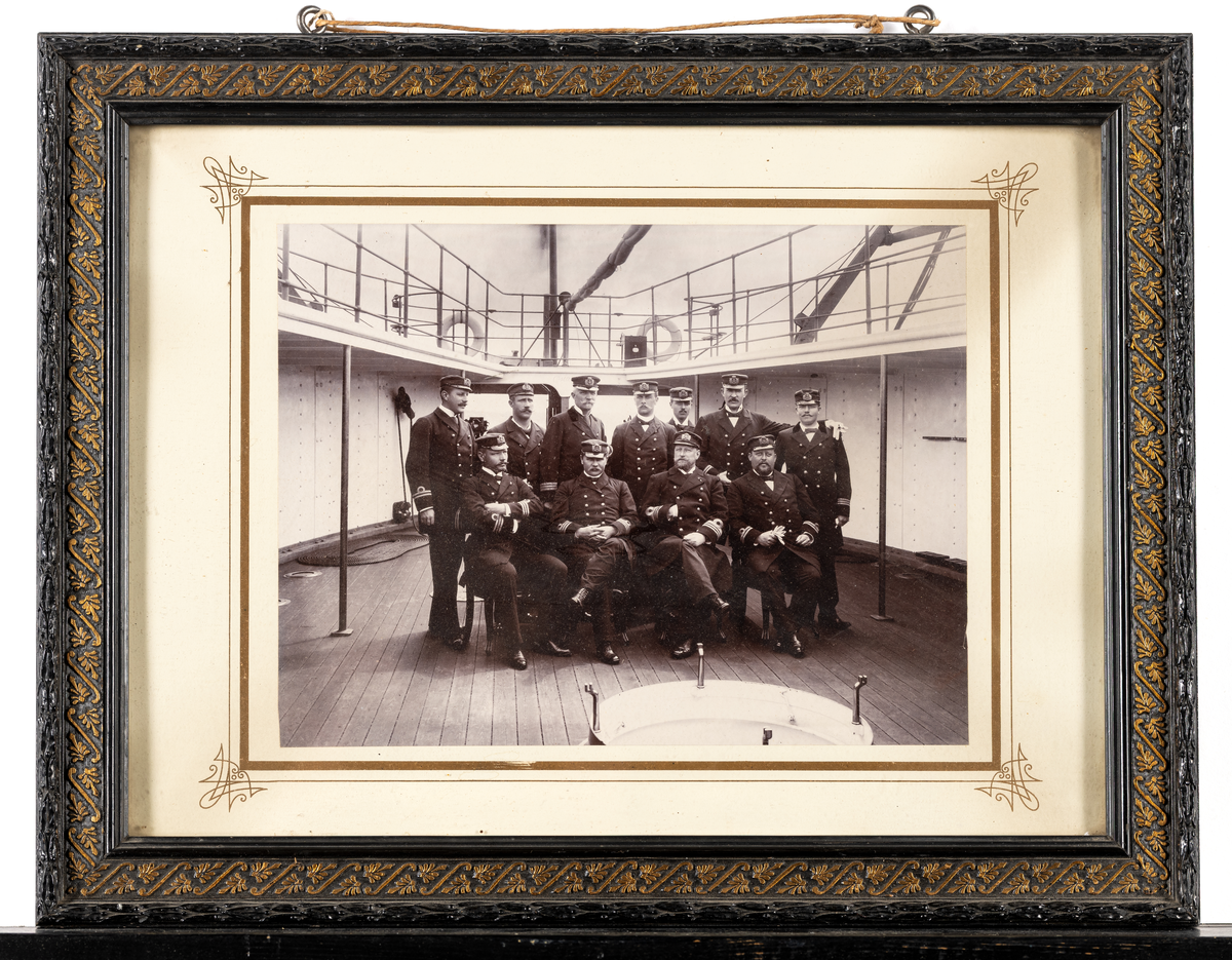 Chef och officerare på pansarbåten Svea sommaren 1895.
