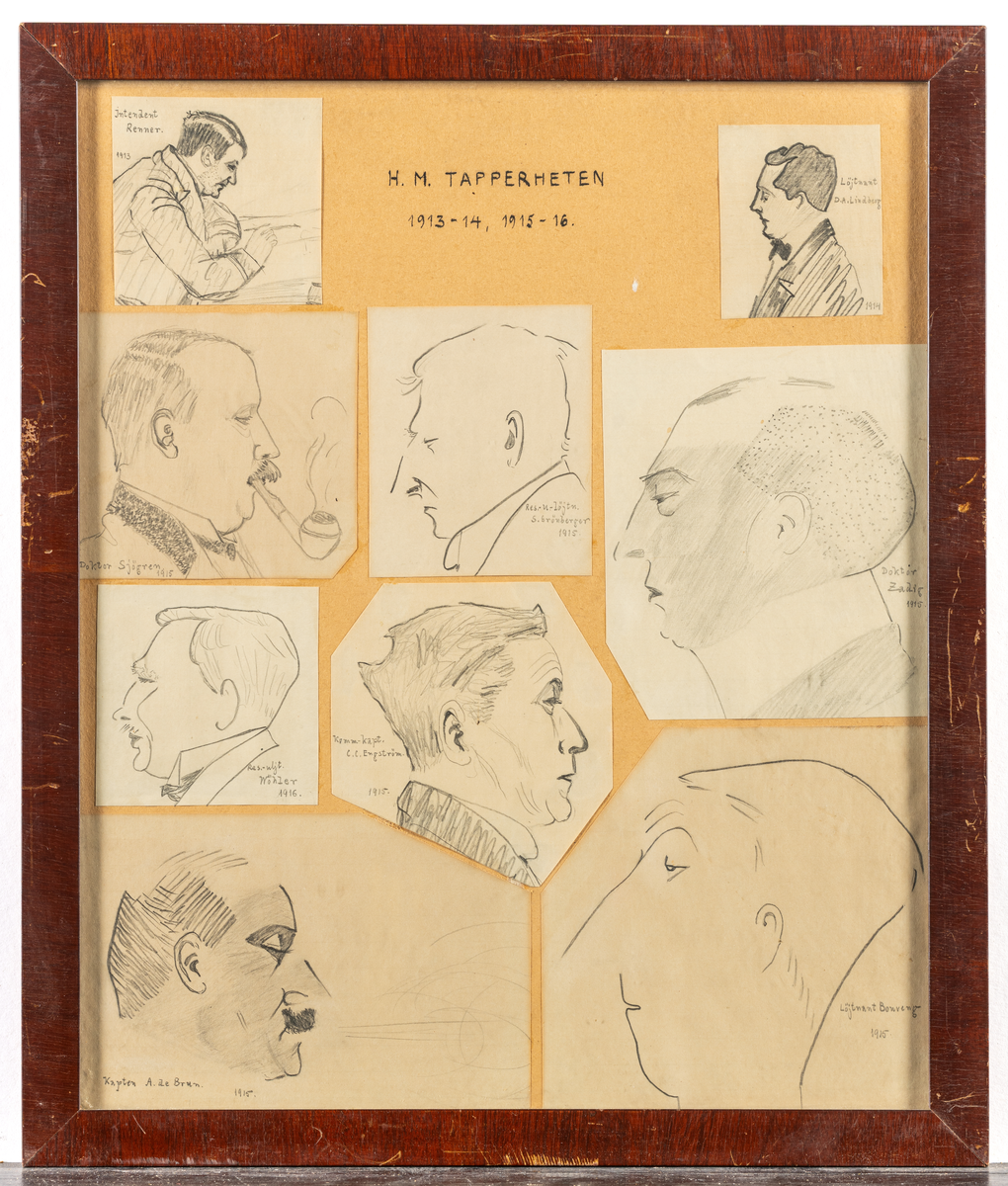 Karikatyr på officerare. Innehållande 9 karikatyrer av officerare och vederlikar från expedition 1913 - 1914, 1915 - 1916 å H.M.S Tapperheten. Utförda av Tore Magnus Simonsson, avsked som kommendörkapten. 
Till SSHM 1959 från kommendörkapten TM Simonsson.