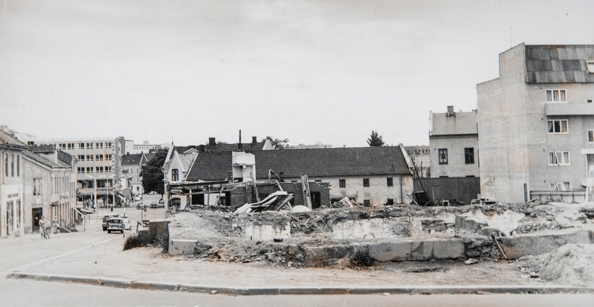 Hamar, Vestbyen, Storhamargata 24 sett fra Heidmanns gate, riving, saneringsbygging med Hamar Boligbyggelag HBBL, før oppføring av boligblokker i Storhamargata 22 - 24 med 48 leiligheter, de nye boligblokken er tegnet av arkitekt Finn Poppe, entreprenør Kristiansen & Sandli,