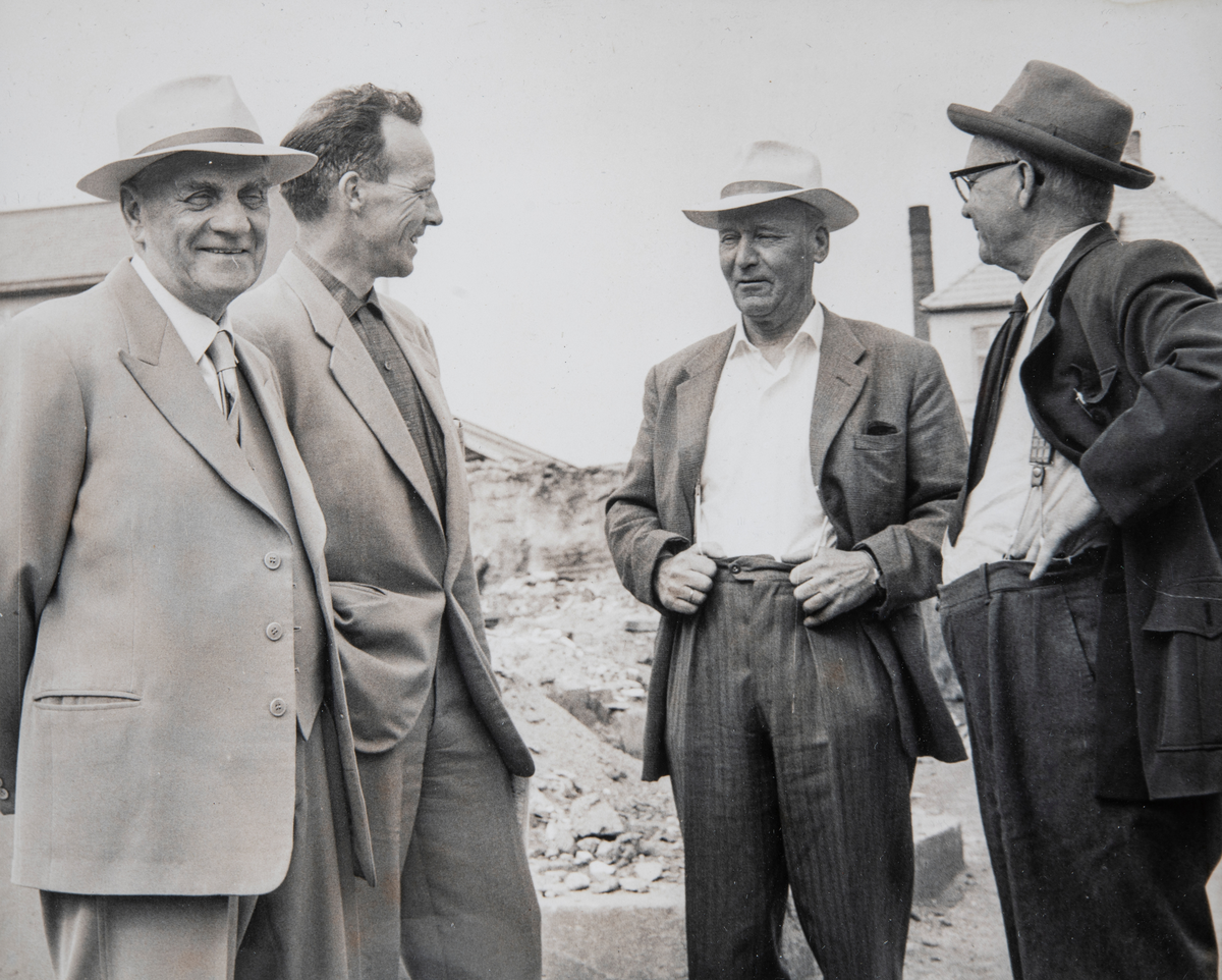 Hamar, Vestbyen, saneringsbygging med Hamar Boligbyggelag HBBL, gruppe 4 menn, fra venstre formann i byggekomiteen rådmann Sigurd Pedersen, ingeniør Hans Bjørlo, murermester Kristian Sandlie og eiendomsbestyrer i Hamar kommune Ivar Nybakken, før oppføring av boligblokker i Storhamargata 22 med 48 leiligheter,
