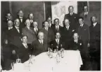 Växjöpoliser vid en sammankomst på lokal någonstans i Växjö, 1934.
I bakre raden fr.v.: K-E Calding, Arvid Rydenmark, C. Svensson, Birger Strandmark, August Engmarck,  ?   , H. Carlsson.
Mellanraden fr. v.: Ernst Johansson, Gustaf Pettersson, Oskar Palmqvist, Arvid Petrusson, Axel Nordström, Eric Norling, Rudolf Hanny-Jonsson, Bertil Strömberg. 
Främre raden (sittande) fr.v.: stadsfiskal Erik Sandelius, G.W. Karlsson, Frans Konrad Svanström och Manfred Lundin.