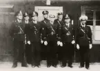 Samling i full uniform utanför Ljungby gamla polisstation 1942.
Fr.v.: Erik Hasselgren, Uno Logarn, Erik Dahl, ...Ahlberg (F-län), Oscar Brandered (Ljungby), Göte Unnerstam (Ljungby), Sture Ivarsson och okänd från Ljungby.