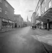 Bild ur en serie dokumenterande fotografier av Linköping. Foto 1963 eller möjligtvis 1964. Här Ågatan från Klostergatan med kameran riktad västerut.