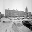 Juletid i Linköping år 1970. Ännu en tid skulle Stora torget upplåtas för bilparkering, besvärande för vissa, behändigt för andra. Vintrig vy från torgets nordvästra hörn med Stora hotellet som fond.