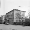 Karlssons Resandevåning i Linköping erbjöd rum i sitt etablissemang utmed Repslagaregatan in på 1970-talet. Ett gott läge nära stadens centralstation men med konkurrens av andra hotell och pensionat. Foto 1970.