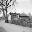 Det gamla gårdshuset till Storgatan 47 i Linköping står närmast mirakulöst ännu kvar på sin plats. Från senare tid dessutom i ett renoverat skick. Foto 1973.