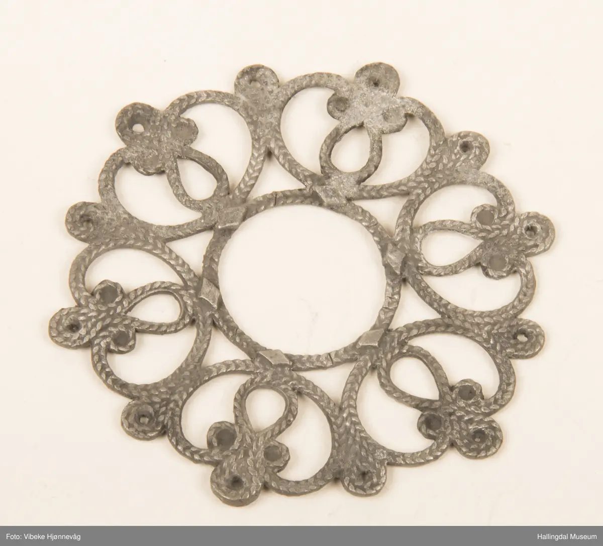 Støpt mal til sølvspenne. 
a) D: 6,7 cm blomstermotiv
b) D: 7 cm blomstermotiv
v) D: 6,3 cm rankemotiv