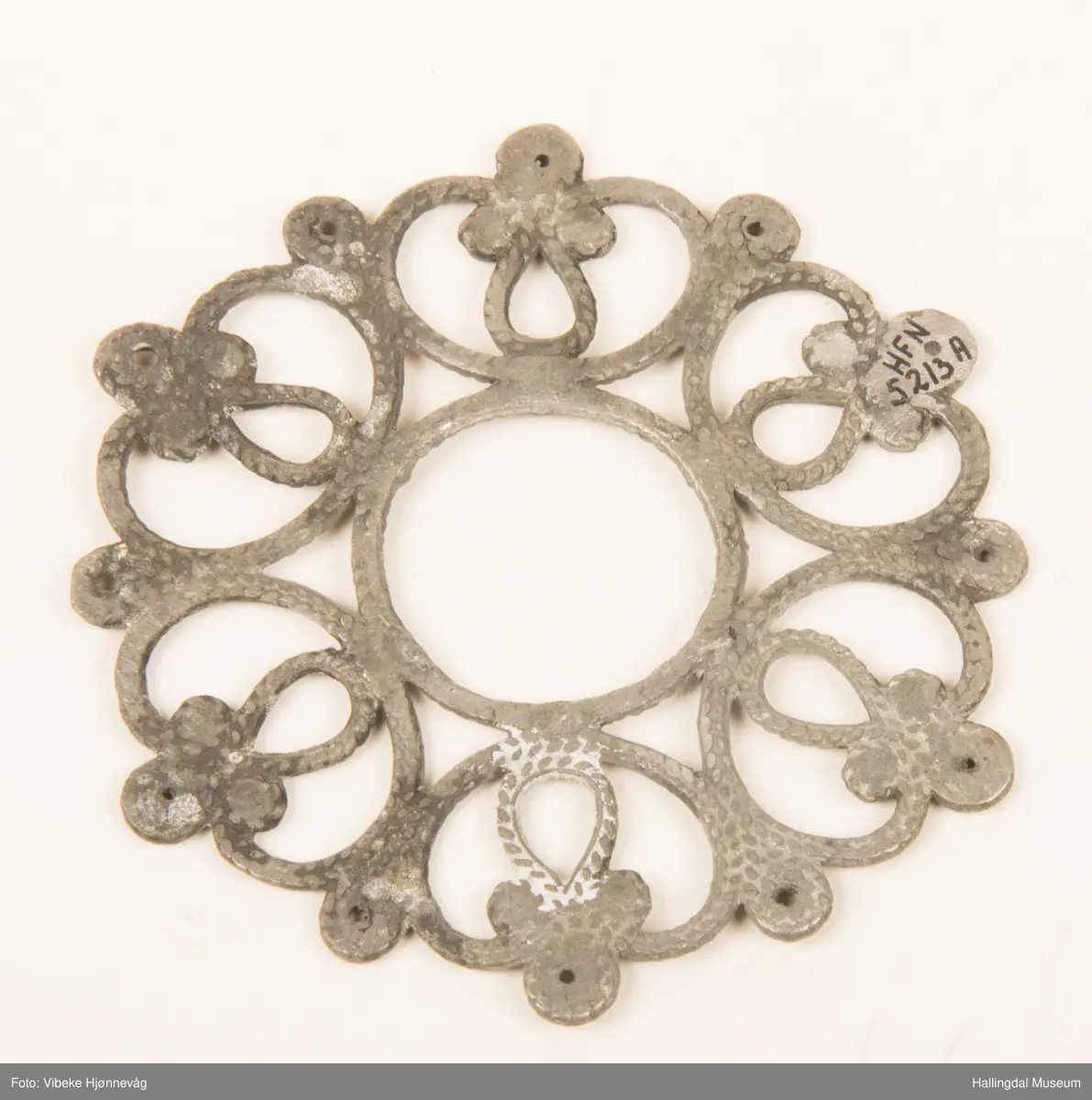 Støpt mal til sølvspenne. 
a) D: 6,7 cm blomstermotiv
b) D: 7 cm blomstermotiv
v) D: 6,3 cm rankemotiv