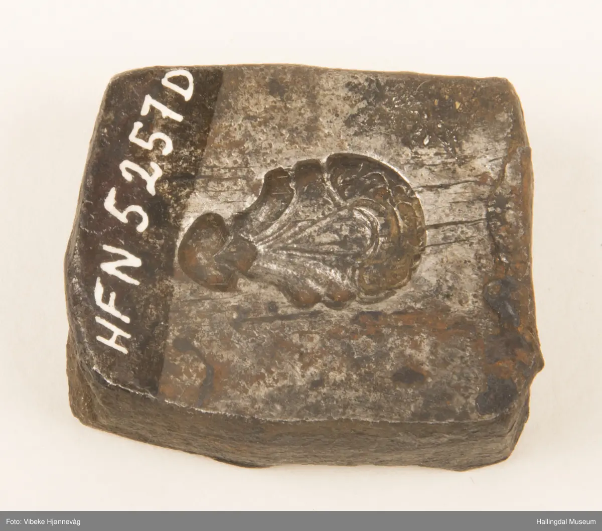 Støpeformer i jern, rustet. 
a) 4,1 x 4,2 cm H: 0,9 cm
b) 3,9 x 4,3 cm H: 1,5 cm
c) 6,5 x 2,6 cm H: 1,2 cm
d) 4,2 x 3,6 cm H: 1,6 cm