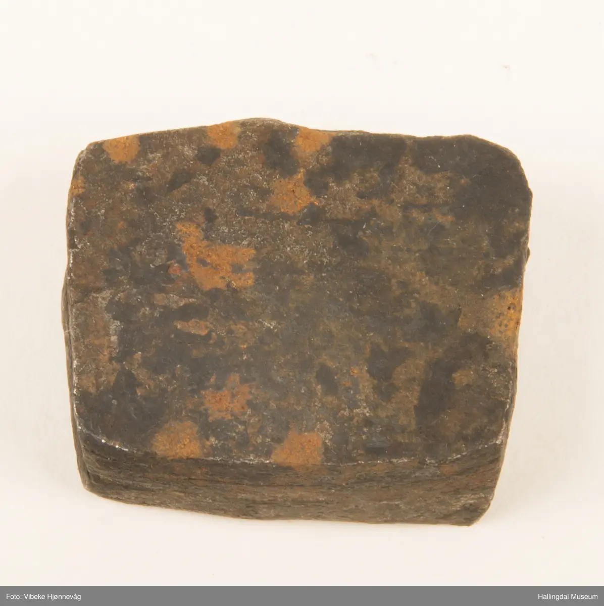 Støpeformer i jern, rustet. 
a) 4,1 x 4,2 cm H: 0,9 cm
b) 3,9 x 4,3 cm H: 1,5 cm
c) 6,5 x 2,6 cm H: 1,2 cm
d) 4,2 x 3,6 cm H: 1,6 cm