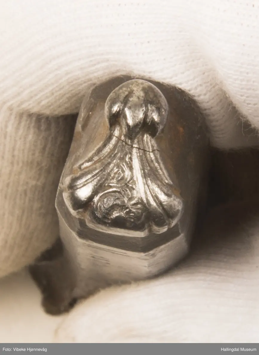 Jern smidd. Motiv: løvblad. M 1839. L: 8,8 cm D: 1,8 cm.