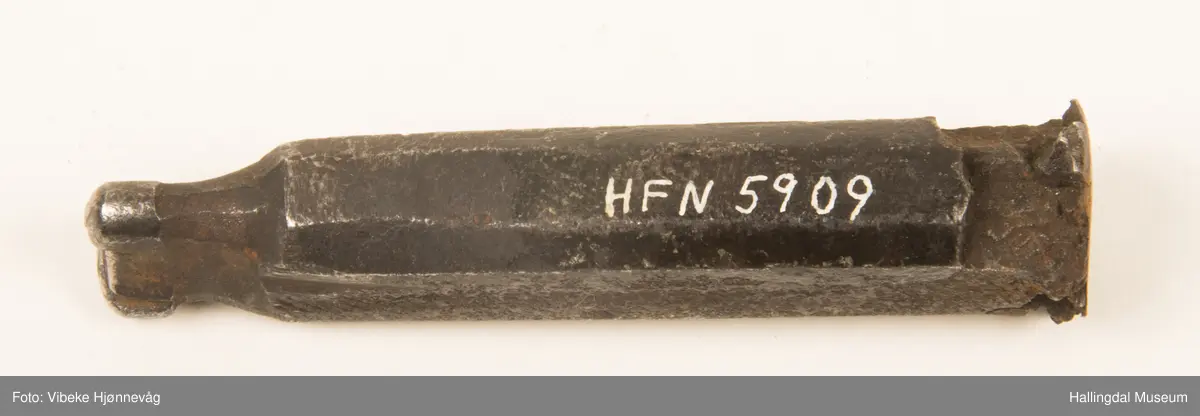 Jern smidd. Motiv: løvblad. M 1839. L: 8,8 cm D: 1,8 cm.