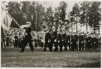 Svenska Flaggans Dag på Värendsvallen, 1958. Parad för publiken.
Fanbärare: Olle Strömkvist. Därefter parvis: Sandelius-Sandell, Hasselgren-Stenberg, Bo Nyqvist-Ivarsson...