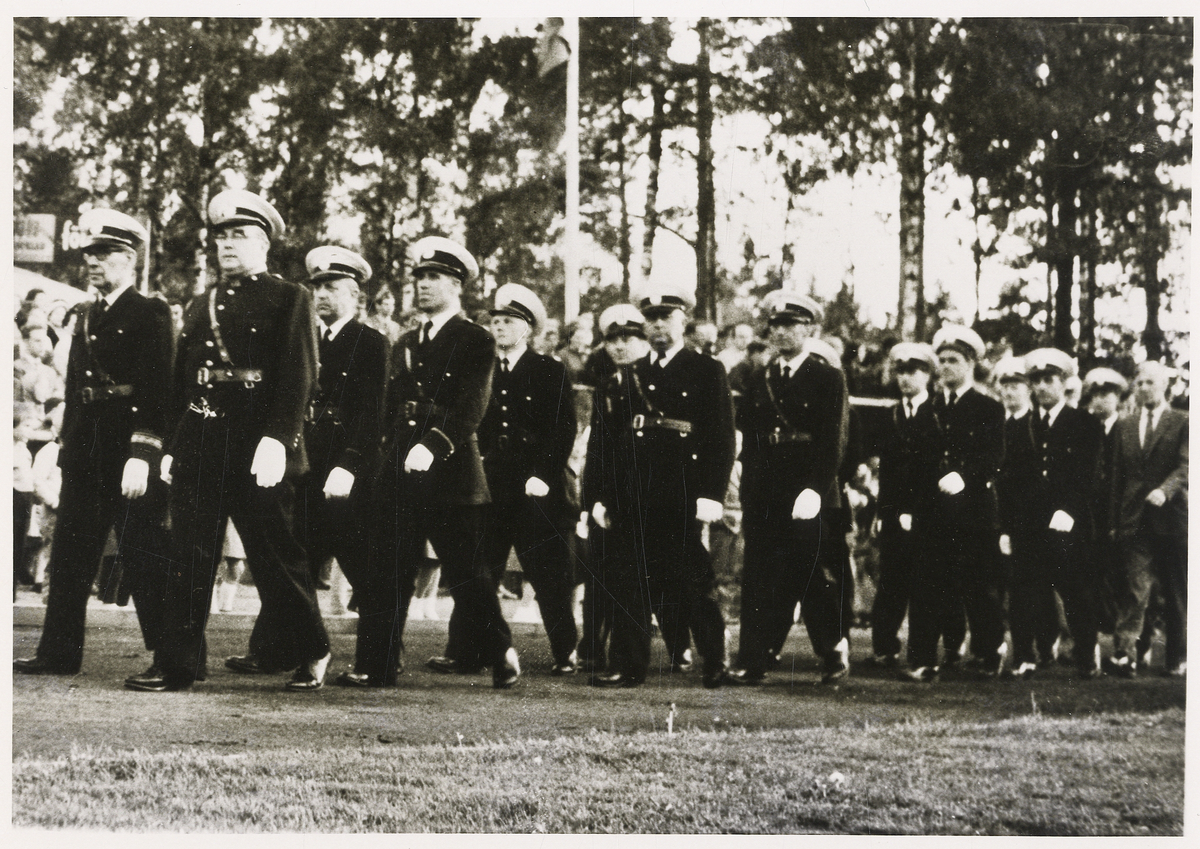 Svenska Flaggans Dag på Värendsvallen, 1958. Parad för publiken.
Fanbärare: Olle Strömkvist. Därefter parvis: Sandelius-Sandell, Hasselgren-Stenberg, Bo Nyqvist-Ivarsson...