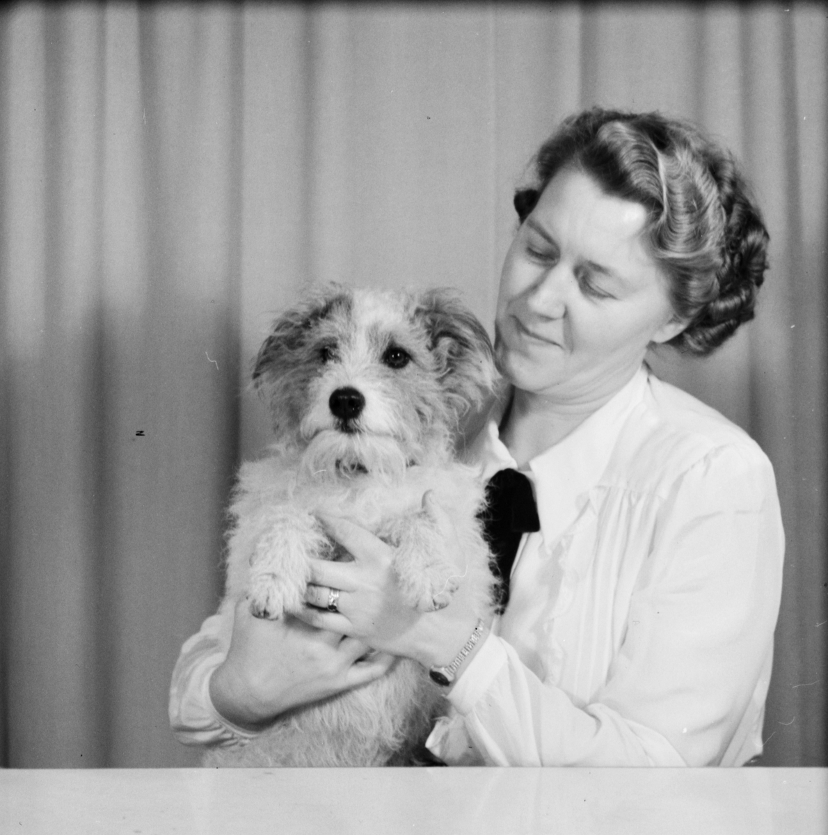 "Fru Öhlund" samt pojken Öhlund och hund från Foghammar, Alunda socken, Uppland 1949