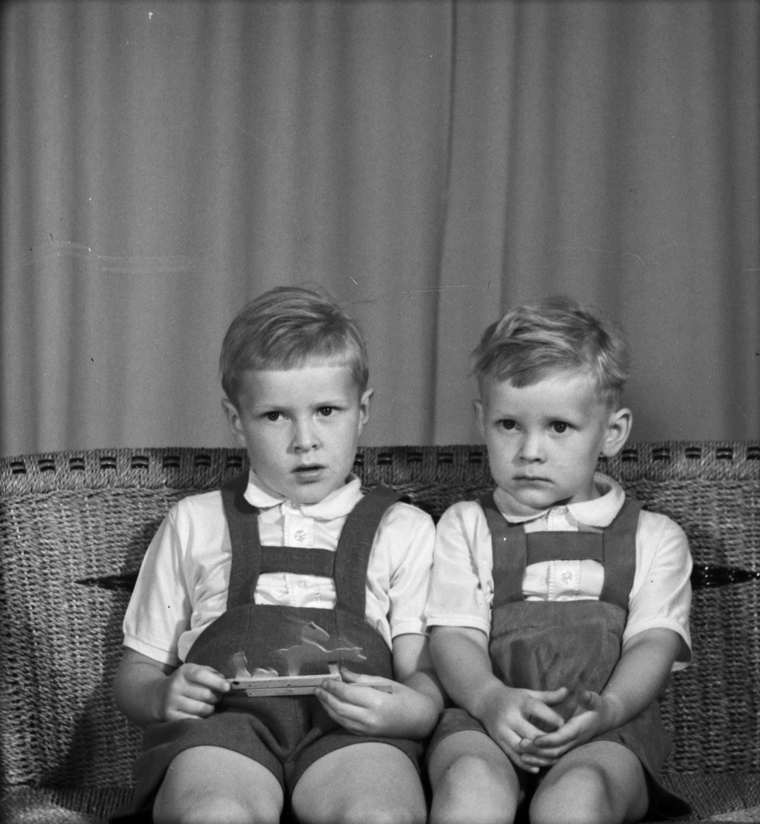 Lindells pojkar från Dragonslåttan, Alunda socken, Uppland 1949