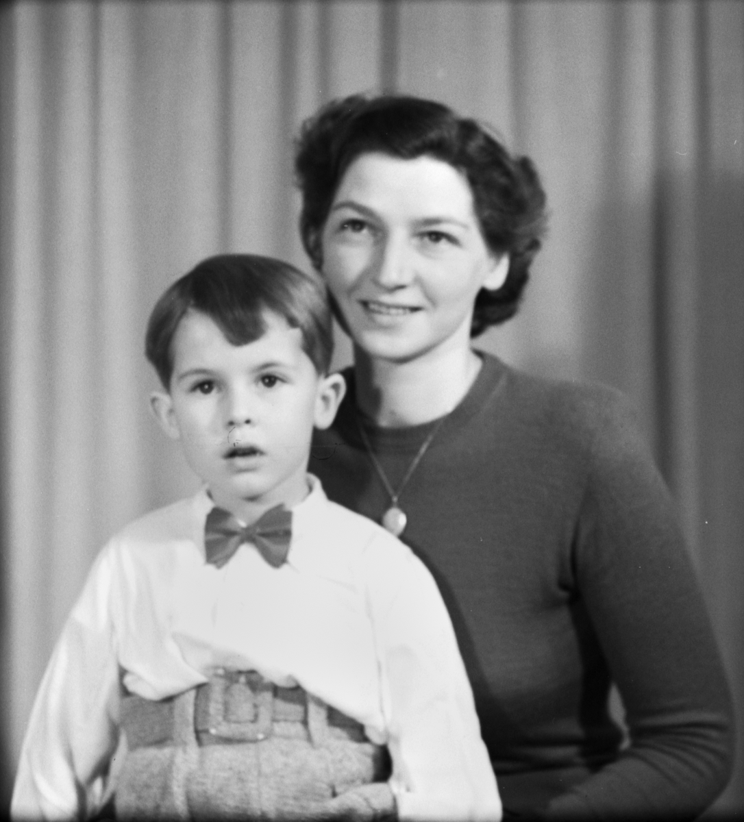 Gerda Bakken med sonen från Hässelby, Tuna socken, Uppland 1950