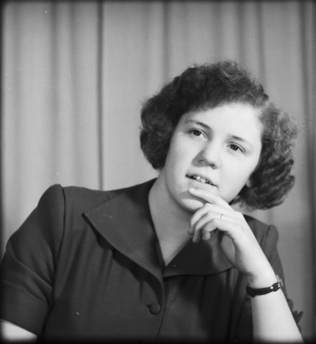 Kvinna och Gunvor Pettersson från Foghammar, Alunda socken, Uppland 1950