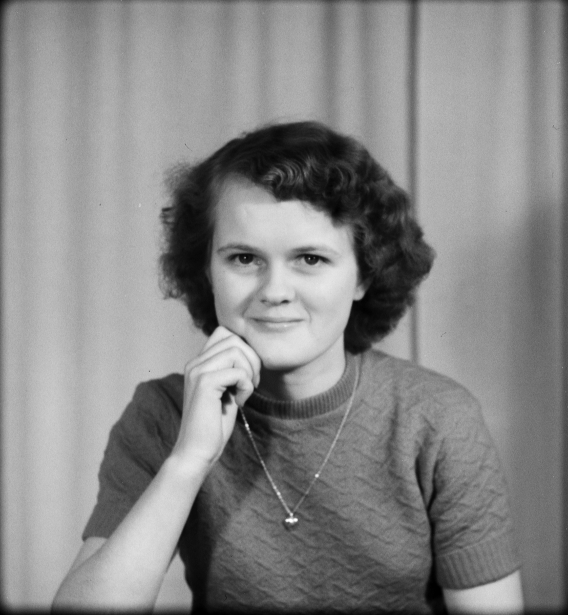 Kvinna och Gunvor Pettersson från Foghammar, Alunda socken, Uppland 1950