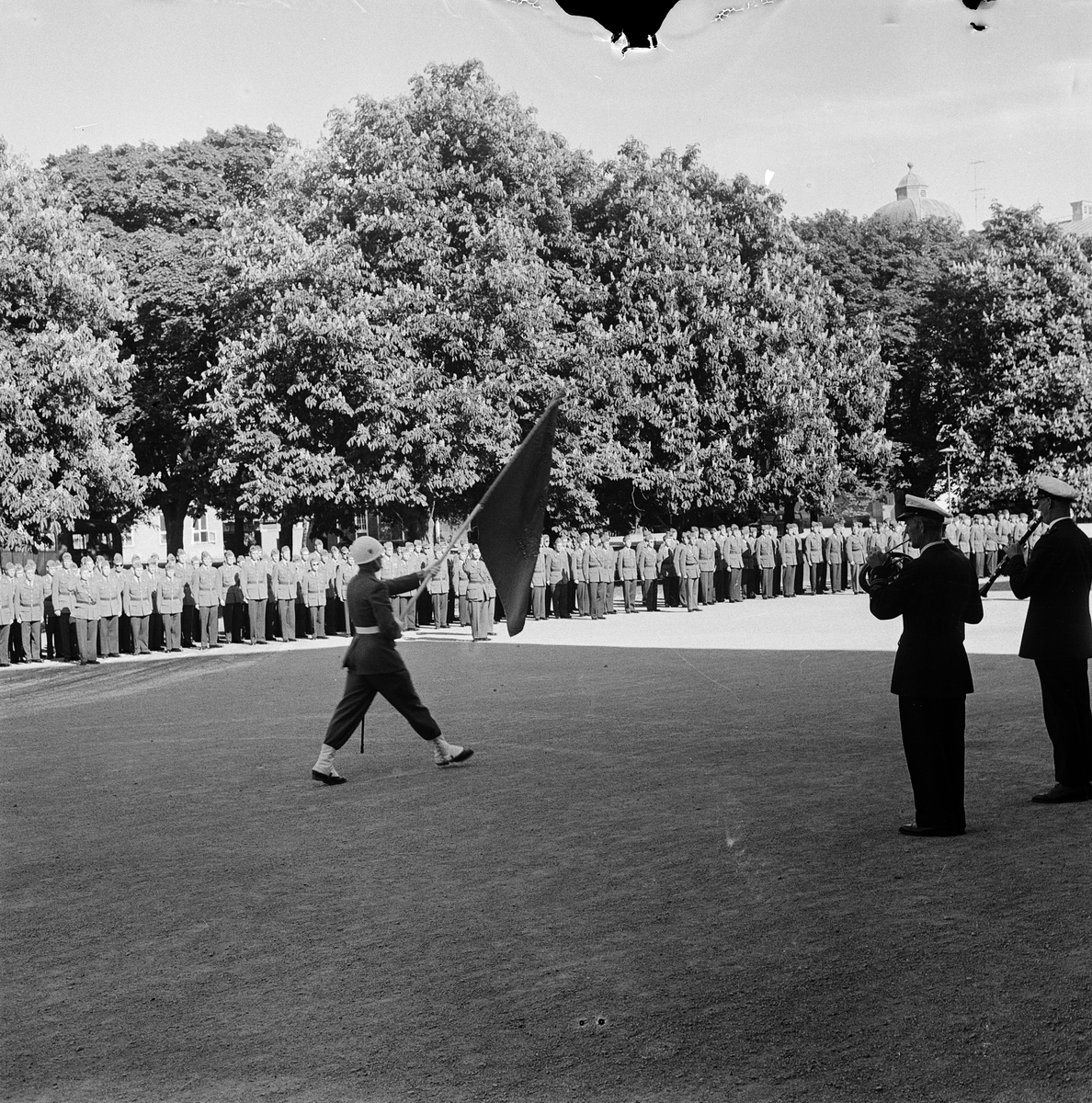 S 1:s fana förs framför fronten vid ceremonin på kaserngården, Uppsala 1959