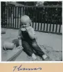 Bild på Thomas som leker i sandlådan, sommaren 1958.