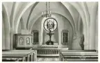 Vykort med interiör från Råby-Rönö kyrka i Södermanland, år 1954.
