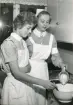 Fotografi på första barnsköterskekursen 1:a september 1959, full fart i mjölkköket.
