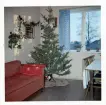 Fotografi på ett rum med soffa samt en julgran mm, julen 1963 på Lilla Källbäck.
