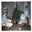 Fotografi på barnsköterskor sittande vid julgranen, julen 1963 på Lilla Källbäck.