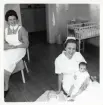 Fotografi på två barnsköterskor varav den ena är Barbro Holmström, maj 1960.