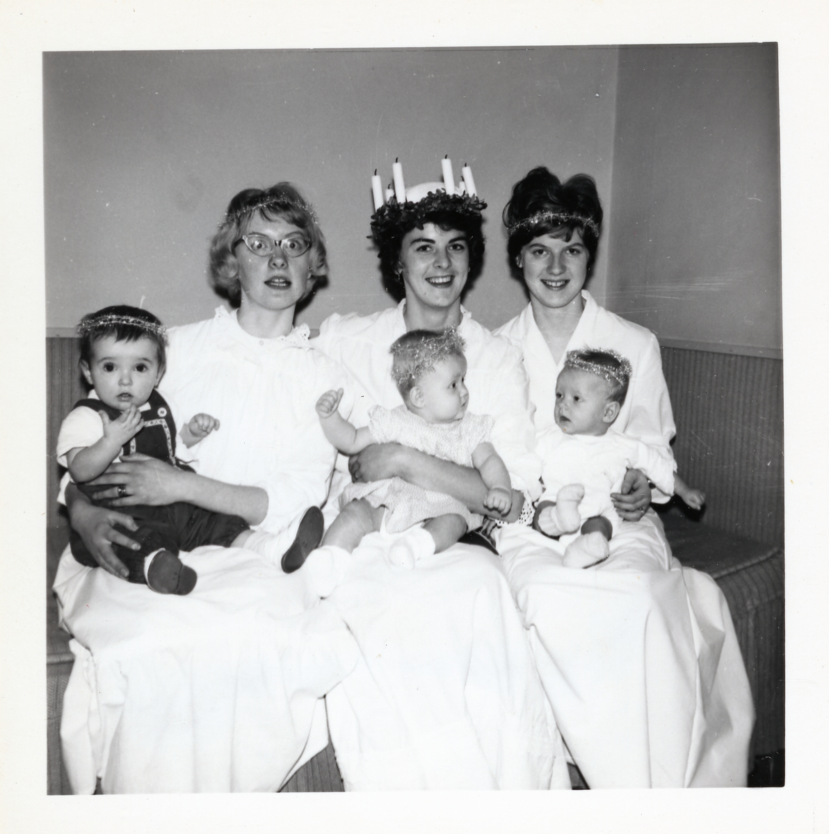Fotografi på luciauppvaktning 1960 med Chatarina och Pia, Gunilla och Marina samt Anita och Bosse.