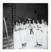 Fotografi på ett luciatåg bestående av Juliette Lagosanto, Britt-Marie Berg, Cecilia Löfstedt, Elisabeth Hägg-Ankarcrona, Anne-Marie ? Gunilla Lundberg, Anita Hulthen, Gunnel Lindberg, Chatarina Löfstedt och Irene Härdin, 1960.