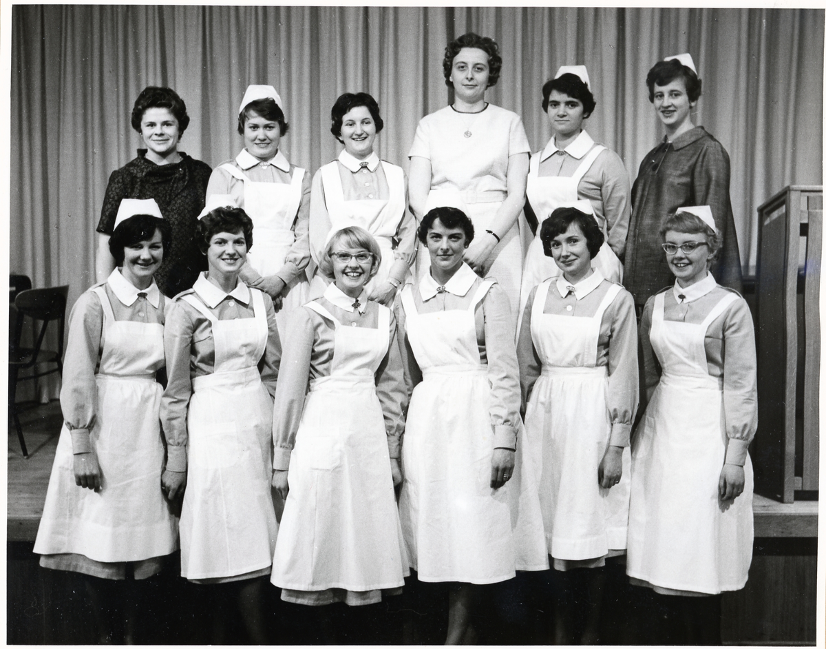 Fotografi på elever vid den tredje barnsköterskekursen 1961.