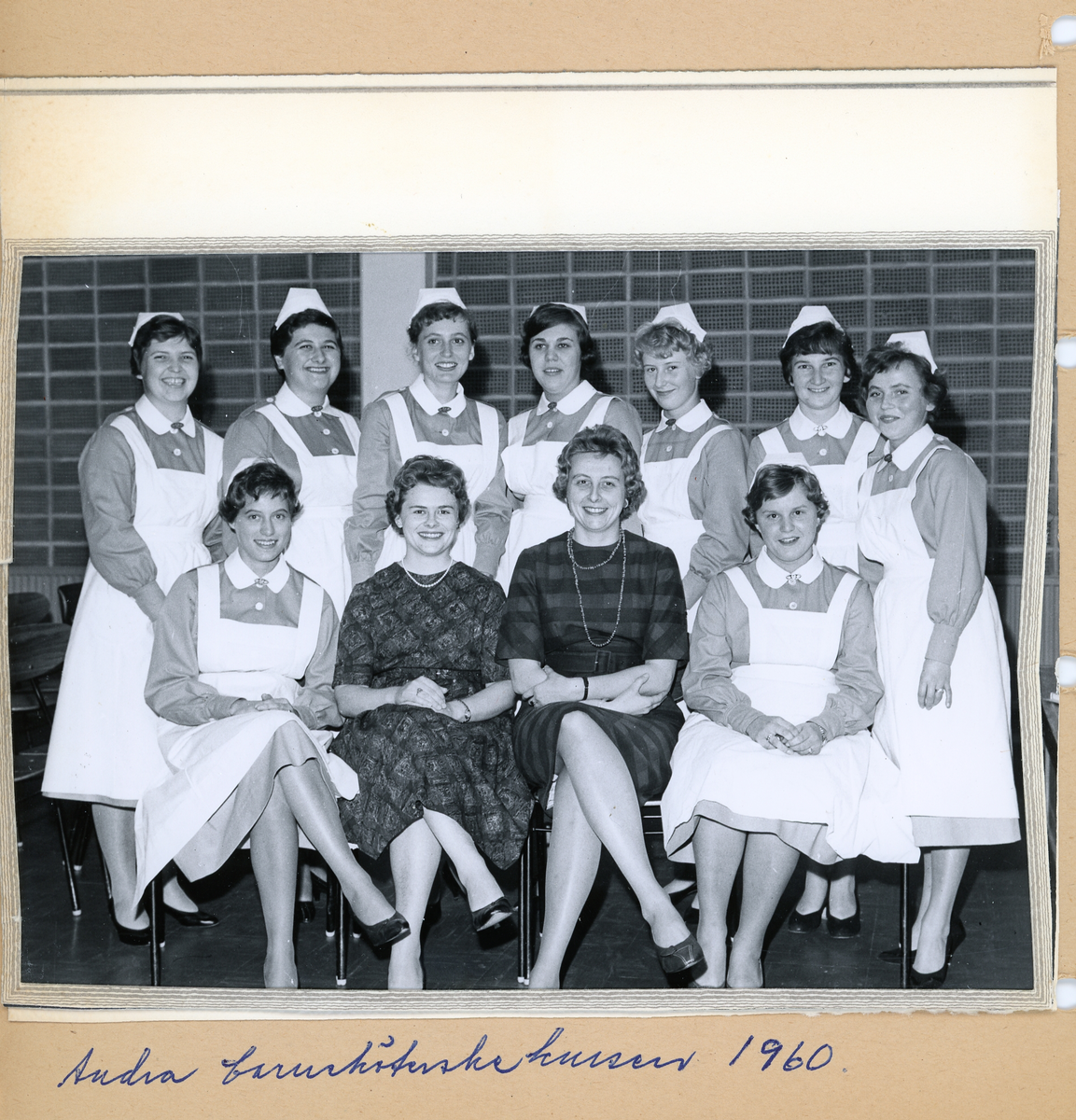 Fotografi på elever vid den andra barnsköterskekursen 1960.