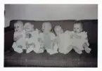 Fotografi på barn som sitter uppradade i en soffa på Lilla Källbäck, 1963.