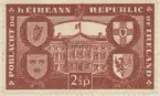 Frimärke ur Gösta Bodmans filatelistiska motivsamling, påbörjad 1950.
Frimärke från Irland, 1949. Motiv av Leinster House: Irlands Parlamentsbyggnad Fyra Departementsvapen -Minne av int.anerkännande av Irska Republiken: 1949-
