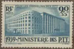 Frimärke ur Gösta Bodmans filatelistiska motivsamling, påbörjad 1950.
Frimärke från Frankrike, 1939. Motiv av Kommunikationsministeriets byggnad i Paris -Till fördel för föräldralösa barn inom tjänstemannakåren i verket-