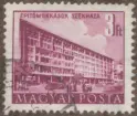 Frimärke ur Gösta Bodmans filatelistiska motivsamling, påbörjad 1950.
Frimärke från Ungern, 1951. Motiv av Byggnadsstyrelsens Centralkontor i Budapest 