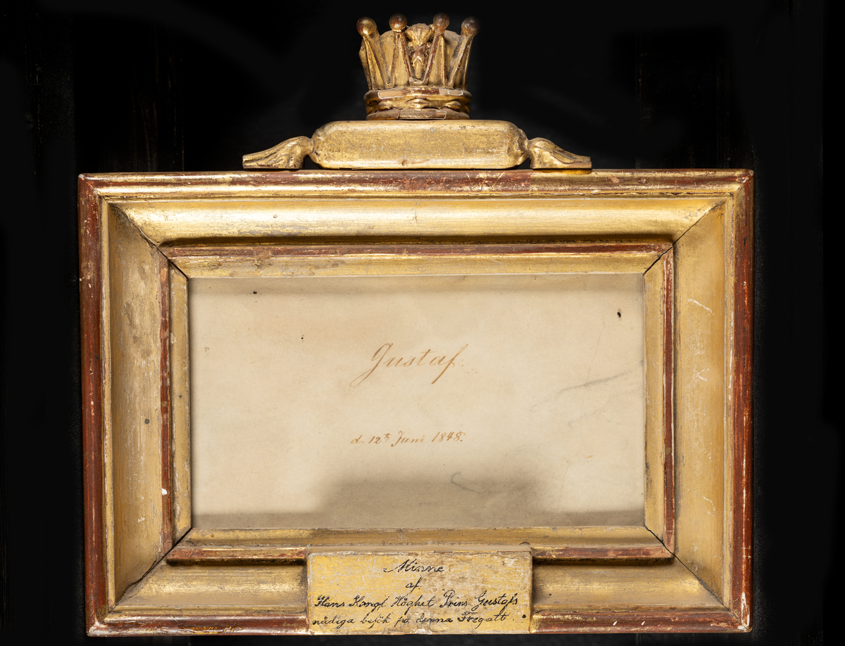 Namnteckning:   'Gustaf  d. 12:te juni 1848”- i förgylld ram lika med
N:o 4938. Minnesplåten märkt: ' Minne af Hans Kongl.
Höghet Prins Gustafs nådiga besök(på denna?)Fregatt”.
Märkt å baksidan: 'Fregatten Eugenie”.
Innerkant: 130 *72  mm
Ytterkant:189 * 130 mm