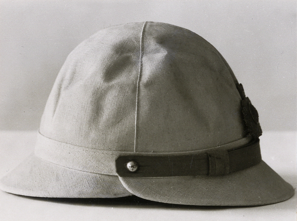 En s.k. solkask, även kallad "Stanleyhatt". Polisens sommarmössa från ca 1900-1925.
Notera mössplåten med Växjö gamla stadsvapen.