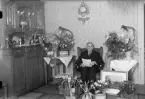 August Johansson med blommor och presenter i hemmet, Väsby, Alunda, Uppland 1945