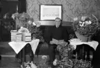 J Pettersson med blommor och presenter, Fresta, Alunda, Uppland 1938
