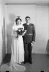 Brudparet Larsson från Karlsborg, Rasbo socken, Uppland 1945
