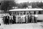 Grupporträtt utanför buss, Alunda, Uppland