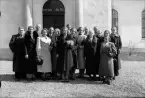 Grupporträtt utanför Alunda kyrka, Uppland
