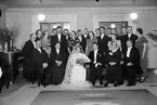 Brudpar och bröllopsgäster, Alunda, Uppland 1939