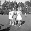 SM i gång på Värendsvallen, 1943.
Medaljörerna i 5000 meter gång för damer.